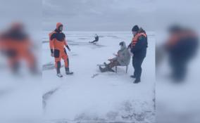 Спасатели из Новой Ладоги проконтролировали обстановку на льду Ладожского озера