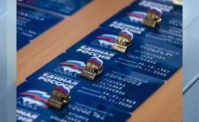 Новые члены «Единой России» в Енакиево получили партийные билеты и значки