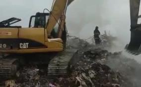 В Гатчинском районе горел мусорный полигон "Монита" - огонь тушили сотрудники Леноблпожспаса и МЧС