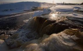 Губернатор Ленобласти показал завораживающие кадры бурлящего Тосненского водопада в Ульяновке