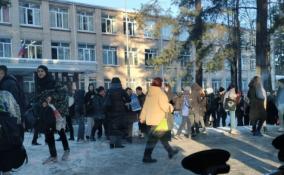 Школы Соснового Бора эвакуировали из-за угроз минирования