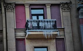В Петербурге 9-летний мальчик попал в больницу после падения на него глыбы льда с крыши дома