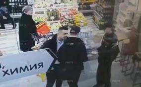 Видео: в Петербурге охранники магазина избили подростка за якобы попытку украсть пиццу
