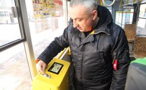 В Волхове выходит в рейс автобус с отечественной бескондукторной системой оплаты