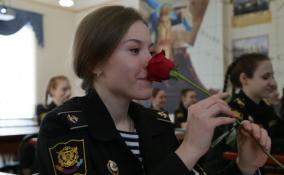 Девушек-курсантов Военно-морского политехнического института поздравили с 8 Марта