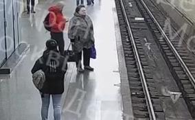 Видео: мужчина толкнул подростка под поезд в московском метро