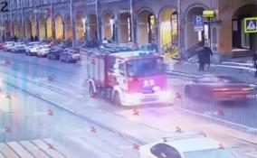 ДТП с иномаркой и пожарной машиной в Петербурге попало на видео