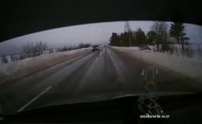 На Гатчинском шоссе водитель чудом избежал лобового столкновения