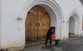 Святые врата монастыря в Старой Ладоге разрушаются из-за подтопления