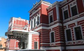 Специалисты продолжают реставрировать фасад особняка Кенигов на Пироговской набережной