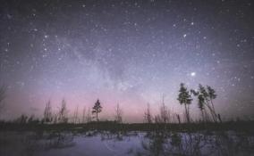Спутники, млечный путь и северное сияние: красоту неба над Ленобластью сняли на видео