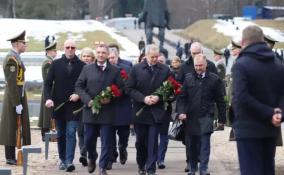 Делегация Ленобласти почтила память жертв трагедии в Хатыни