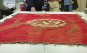 В Международный центр реставрации в Рождествено поступил первый музейный предмет — Красное знамя