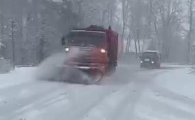 Дорожники Ленобласти очистили от снега и наледи почти 8 тысяч км покрытия и обочин за сутки