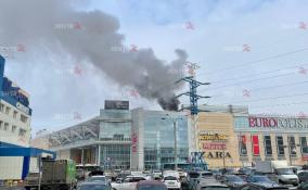 В Петербурге 15 сотрудников МЧС боролись с пожаром в ТЦ "Европолис"