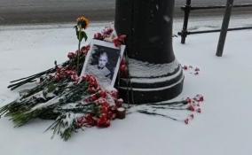 Жители Петербурга приносят цветы к месту гибели военкора Владлена Татарского
