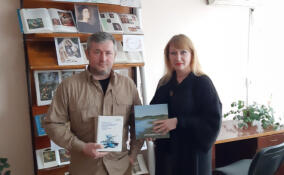 Работники комитета по транспорту Ленобласти подарили книги Енакиевской библиотеке