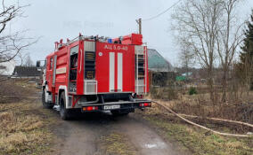 Пожарные Ленобласти тушили загоревшийся детский сад в поселке Коммунары