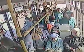 Драка двух пассажиров петербургского троллейбуса попала на видео