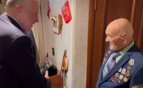 Один из первых строителей Соснового Бора: Александр Дрозденко пришел в гости к 99-летнему Василию Рябинину