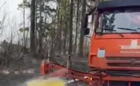 Дорожники начали мыть после зимы барьеры и катафоты на трассах Ленобласти