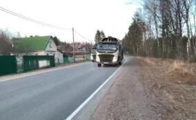 Видео: два мусоровоза устроили гонки в деревне Борисова Грива