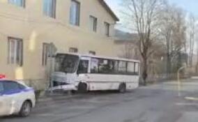 В Коммунаре автобус с пассажирами въехал в здание, пострадала женщина