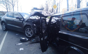 Porsche Macan и Нива лоб в лоб столкнулись в Тосненском районе