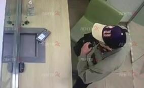 В Петербурге грабитель с запиской требовал деньги, угрожая взорвать отделение банка