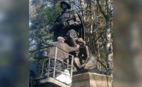 На воинском захоронении в Приозерске монтируют обновленный монумент