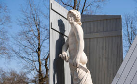 В Дворцовом парке Гатчины скульптуры освободили от зимних коробов