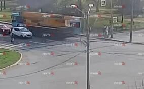 Автокран снес ребенка на пешеходном переходе в Петербурге – видео