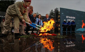 Фоторепортаж ЛенТВ24: Александр Дрозденко зажег Вечный огонь на мемориале «Роща Пятисот» в Кингисеппе