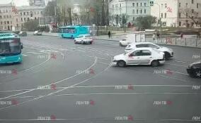 ДТП с Mercedes-Benz и Renault в Петербурге попало на видео
