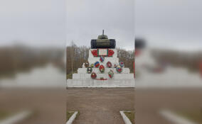 Глава администрации Ропшинского поселения Алексей Стожук и помощники привели в порядок мемориал танка КВ-1