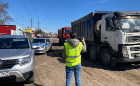 Во Всеволожском районе пять водителей мусоровозов привлекли к ответственности за строительный мусор