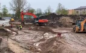 Строительство жилого дома на улице Работниц в Волхове отстает от графика на месяц