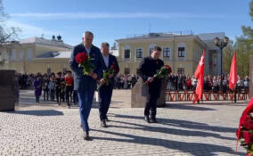 В День Победы в Гатчине возложили цветы к стеле «Город воинской славы»