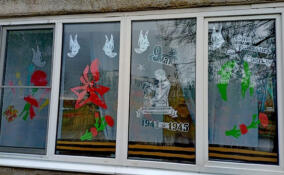 Окна ленинградцев украсили тематические рисунки, поздравления с 9 мая и портреты участников Великой Отечественной