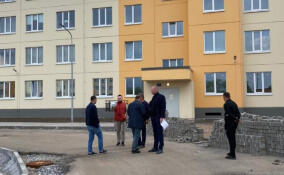 Подрядчик строительства дома для переселения из аварийных в Сясьстрое устраняет замечания по благоустройству территории