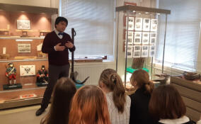 Владимир Цой провел школьникам экскурсию в Музее истории города Шлиссельбурга