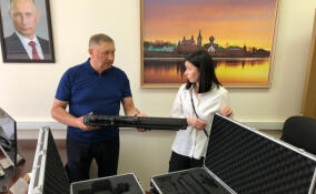 Депутат Госдумы Сергей Яхнюк передал антидроновые ружья бойцам из Ленобласти