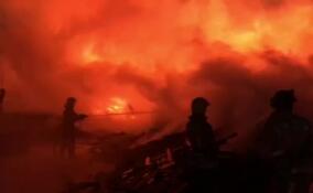 В посёлке Тельмана спасатели проводят проливку конструкций сгоревшего ангара