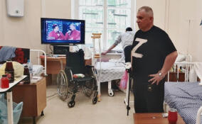 Ветераны транспортного ОМОН и волонтеры навестили раненых бойцов в госпитале Петербурга