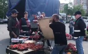 Уличный торговец разгромил свой прилавок с фруктами в знак протеста против рейда петербургских властей