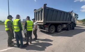 В Порошкино проверили свыше 20 большегрузов, а также засыпали дорогу к полям бывшего завода