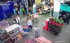 Кража велосипеда из гипермаркета на Дальневосточном попала на видео