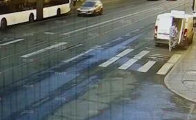 Видео: легковушка влетела в дом в центре Петербурга