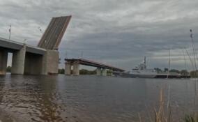 Ладожский мост развели в Ленобласти для прохода ракетных кораблей