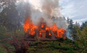 В Ленобласти огонь уничтожил старинный финский Дом станционных смотрителей